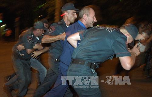 Nổ súng tại một ngân hàng ở Armenia ảnh 1